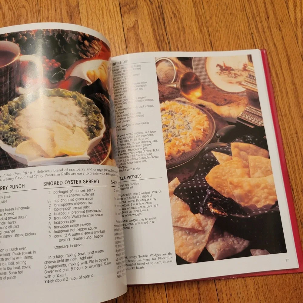 The Spirit of Christmas‎ Cookbook Recipes Holiday Baking Desserts 1996 Family